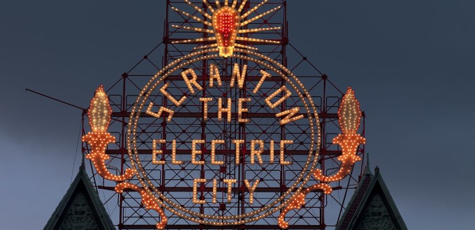 1280px-Scranton,_Pennsylvania,_restored_historic_Electric_City_sign_by_Carol_Highsmith_(LOC_highsm.04369)
